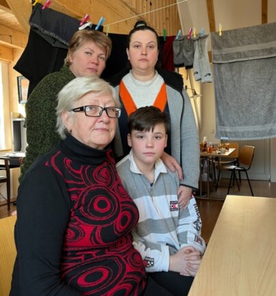 Großmutter Ludmilla mit den Schwiegertöchtern Inna (hinten links) und Viktoria und deren Sohn Igor. Die Männer blieben in der Ukraine. 