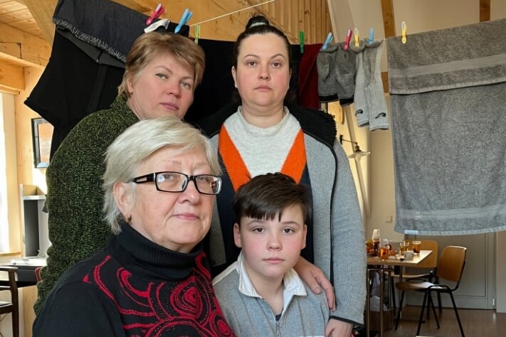 "Zehn Tage saßen wir im Keller ohne Wasser und ohne Licht" - Großmutter Ludmilla mit den Schwiegertöchtern Inna (hinten links) und Viktoria und deren Sohn Igor. Die Männer blieben in der Ukraine. 