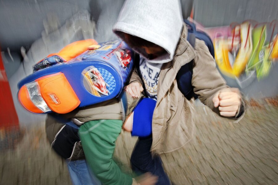 Zehnjähriger auf Schulhof in Freital angegriffen - Zwei Schüler prügeln sich auf einem Schulhof.