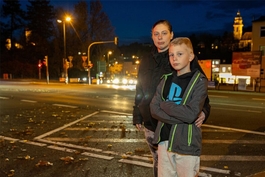 Zehnjähriger Junge in Auerbach angefahren – Polizei sucht Zeugen des Unfalls - Mutter Christin Welk und der zehnjährige Liam an der Lauckner Kreuzung in Auerbach, wo sich der Unfall am Montagnachmittag in der Dämmerung ereignete.