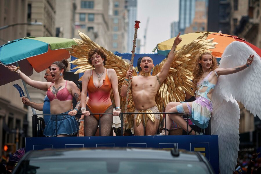Zehntausende bei Pride-Paraden in San Francisco und New York - Bunt geht es auf einem Wagen zu, der durch New York zieht.