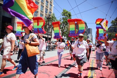 Zehntausende bei Pride-Paraden in San Francisco und New York - Traditionell in den Farben der Regenbogen-Flagge werden in San Francisco die "Pride"-Buchstaben durch die Stadt getragen.