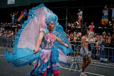 Zehntausende bei Pride-Paraden in San Francisco und New York - Ausgefallene Ganzkörperkostüme erhalten auf der Pride Parade in New York viel Zuspruch.