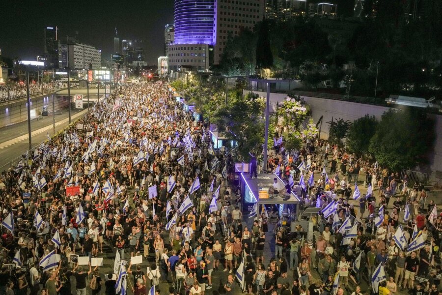 Zehntausende demonstrieren für Freilassung der Geiseln - Demonstranten in Tel Aviv fordern die Freilassung der Geiseln, die im Gazastreifen von den Terroristen der Hamas festgehalten werden.