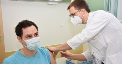 Zehntausendster Impfling in der Impfstelle des Klinikums - Sebastian Stieber war die 10.000. Person, die in der Impfstelle des Klinikums eine Corona-Schutzimpfung erhalten hat. 
