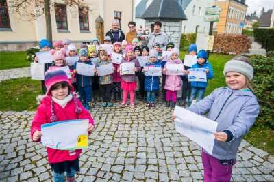 Zeichenwettbewerb in Eibenstock zeigt, was sich Kinder für ihre Stadt wünschen - Angelina Haubold (links) und Annie Künzel haben in ihrer Altersgruppe jeweils den ersten Preis geholt. Den Zeichenwettbewerb hatten Eibenstocker Unternehmer initiiert.