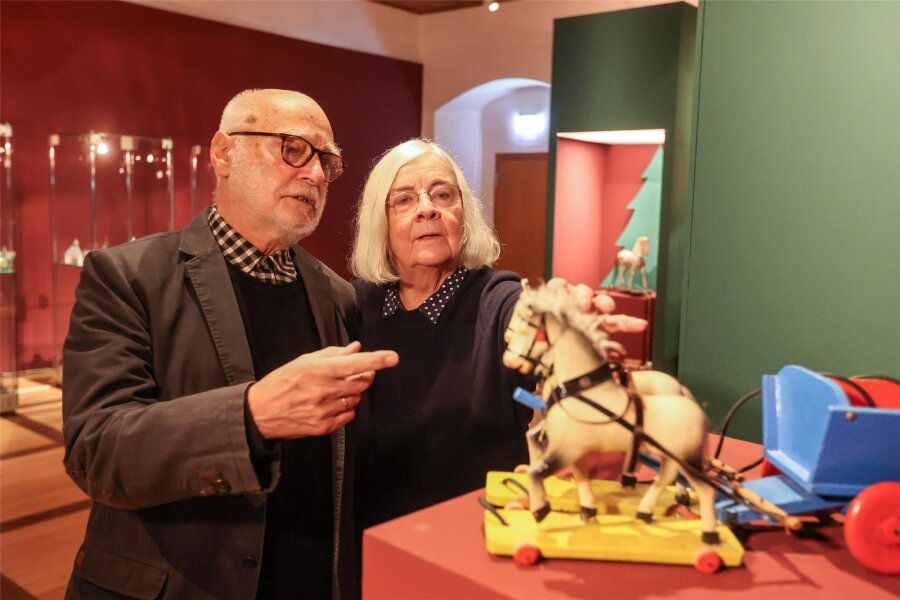 Zeit der leuchtenden Augen: Das Schloßbergmuseum Chemnitz zeigt weihnachtliche Spielwelten der Sammlung Karp - Zur Sammlung von Volker und Irmhild Karp gehören auch Holzpferde und Gespanne.
