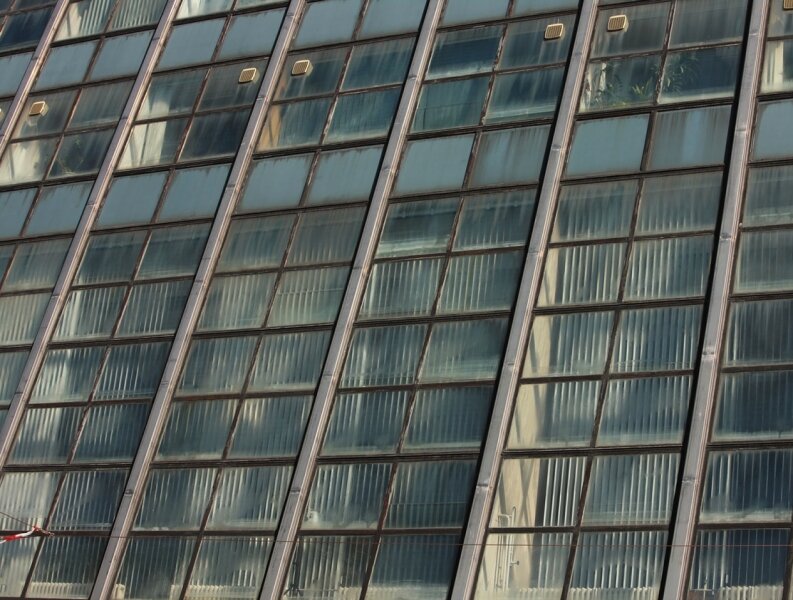 Zeit für DDR-Glaskasten läuft ab - 
              <p class="artikelinhalt">Die Glasfassade des Plauener Rathauses soll innerhalb der nächsten drei Jahre erneuert werden. Ob es einen modernen Neubau gibt oder die Gebäudefront an den historischen Baustil des Gebäudes angelehnt wird, dazu soll der neu gewählte Stadtrat eine Grundsatzentscheidung fällen. </p>
            