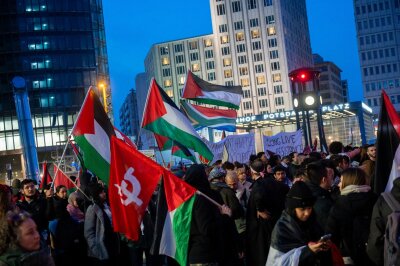 Zeiten der Angst, der Wut: Deutschland nach dem 7. Oktober - Teilnehmer einer pro-Palästina Demonstration stehen auf dem Potsdamer Platz in Berlin.