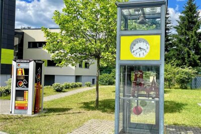Zeitlose Zierde: Alte Schuluhr in Schwarzenberg steht - Die alte Schuluhr auf dem Stadtteilplatz in Schwarzenberg-Sonnenleithe zeigt keine aktuelle Zeit an.
