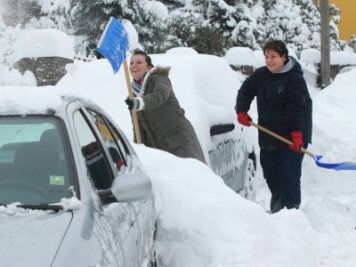 Zeitpläne gehen im Schnee unter - 
              <p class="artikelinhalt">Auch Katharina Strobel (li.) und Susan Dietze hatten am Montag in Penig den Kampf mit den Schneemassen aufgenommen. </p>
            