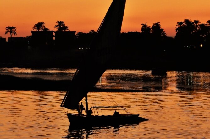 Zeitreise auf dem Nil - Sonnenuntergang am "Strom des Lebens": Wer will, kann das Farbenspiel auch auf einer Feluke erleben.