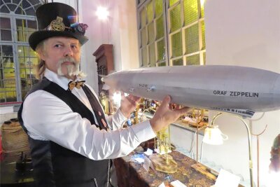 Zeitreisen in einer neuen Dimension beim ersten Steam-Punk-Tag in Werdau - Holger Keil – hier mit dem Modell eines Zeppelins – war einer der Mitorganisatoren des ersten Steam-Punk-Day in Werdau.