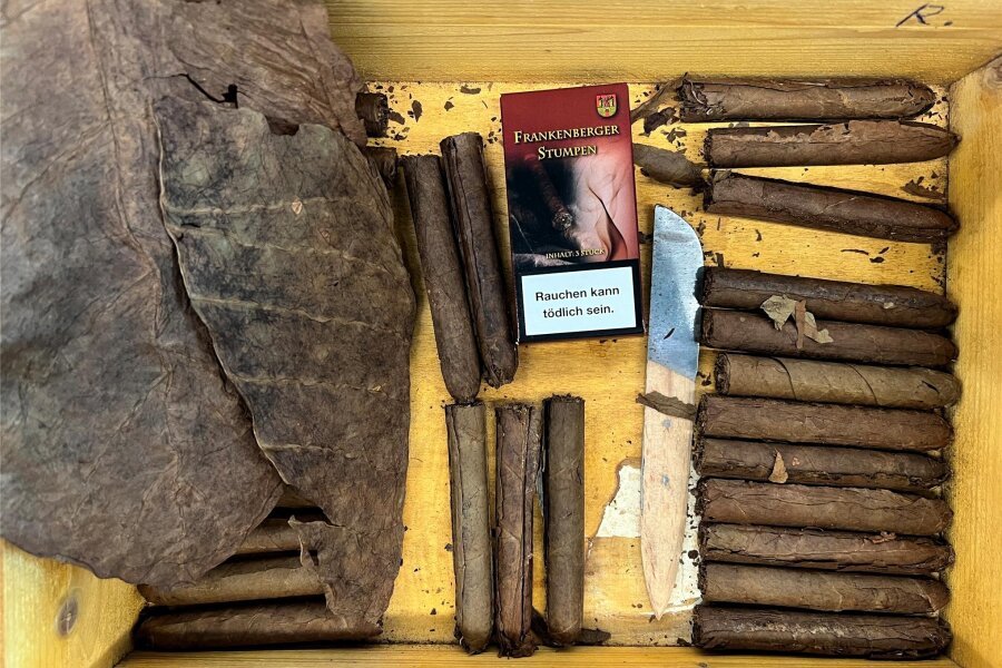Zeitwerkstadt Frankenberg zeigt traditionelles Handwerk - Beim Tag des traditionellen Handwerks zeigt der Heimatverein, wie Zigarren gerollt werden.