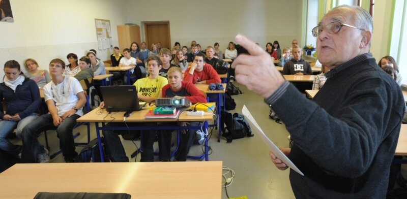 Zeitzeuge zieht Schüler in Bann - 
              <p class="artikelinhalt">Horst Kühnert berichtete am Dienstag in der Diesterweg-Mittelschule über seine Erlebnisse in der Nazizeit.</p>
            