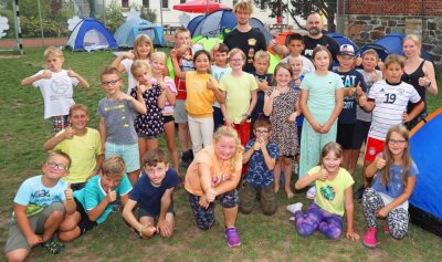 Zelten der Ferienkinder - 25 Mädchen und Jungen der 2. bis 4. Klassen feierten im Hort der Gerhart-Hauptmann-Grundschule den Ferienabschluss und verbrachten die Nacht in Zelten.