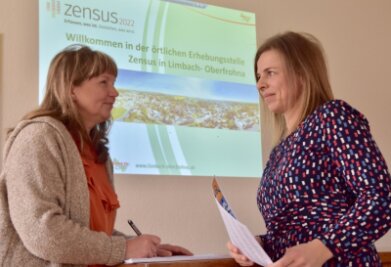 Zensus: Frageteam sucht Antworten - Manuela Wartke (links) und Aline Müller gehören zu dem Team der Zensus-Erhebungsstelle im Rathaus Pleißa.
