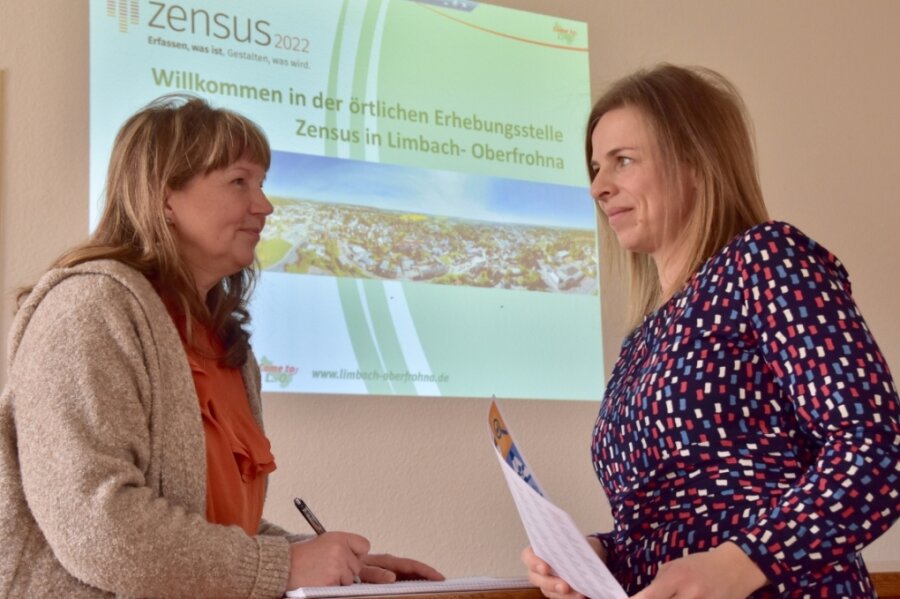 Manuela Wartke (links) und Aline Müller gehören zu dem Team der Zensus-Erhebungsstelle im Rathaus Pleißa.