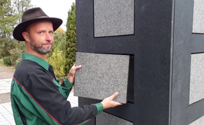 Bei der Indienststellung des Kolumbariums auf dem Zentralfriedhof im Oktober 2018 zeigte Friedhofsgärtner Marcus Hüllenhagen, wie die Nischen in den Stelen mit Granitplatten verschlossen werden. 