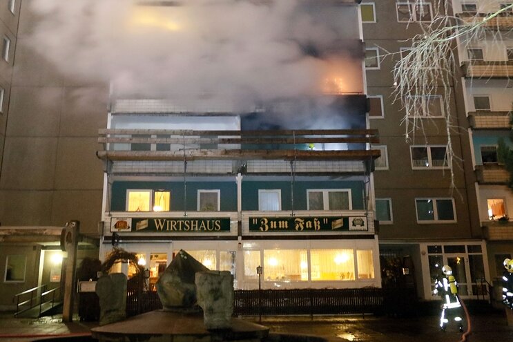 Zentrum: Wohnung im Zehngeschosser an Zwickauer Straße steht in Flammen - Bei Eintreffen der Feuerwehr schlugen bereits Flammen aus den Fenstern im zweiten Obergeschoss.