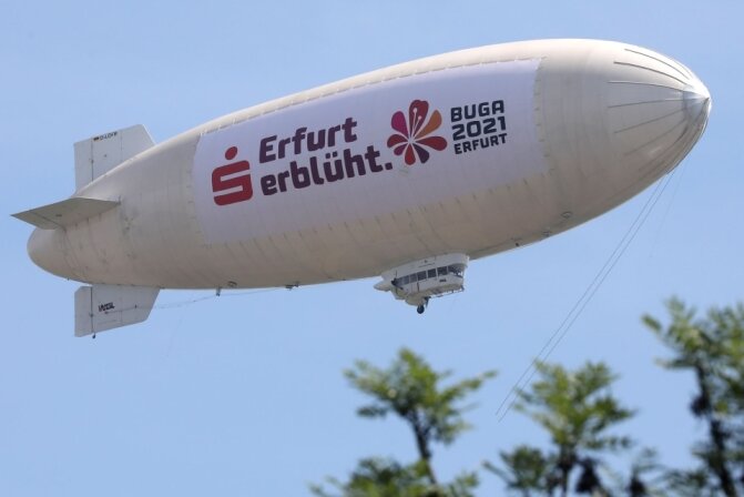 Zeppelin schwebt über Hohenstein-Ernstthal - 