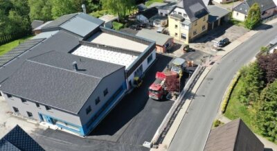 Zerspanungstechnik Schmieder investiert 1,3 Millionen Euro - Blick auf das Betriebsgelände der Zerspanungstechnik Schmieder. Die Produktionshalle hat einen neuen Anbau erhalten.