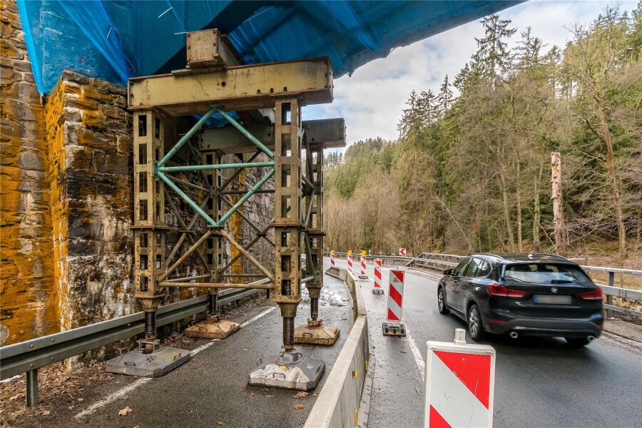 Zerstörte Eisenbahnbrücke im Erzgebirge: Anwohner drängen auf Freigabe der Talstraße und haben Erfolg - Die Talstraße zwischen Kniebreche und Pockau ist wieder befahrbar. Die Erzgebirgsbahn hat die einsturzgefährdete Brücke mit Stahlstützen stabilisieren lassen.
