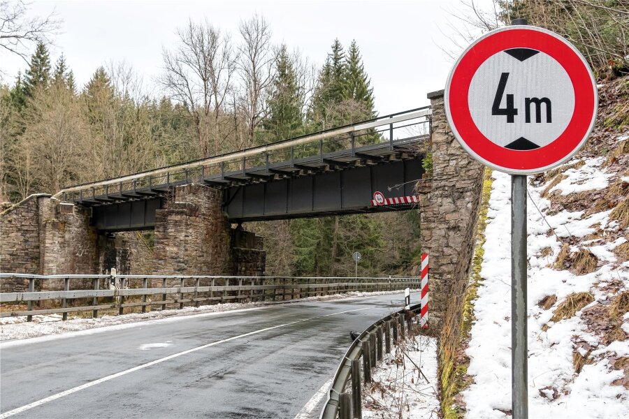 Zerstörte Eisenbahnbrücke im Erzgebirge: Talstraße frühestens im Februar wieder befahrbar, Kritik von Anwohnerin - Die Talstraße (Staatsstraße 224) kann momentan aufgrund der einsturzgefährdeten Eisenbahnbrücke nicht befahren werden. Sie war im Dezember bei einem Unfall stark beschädigt worden.