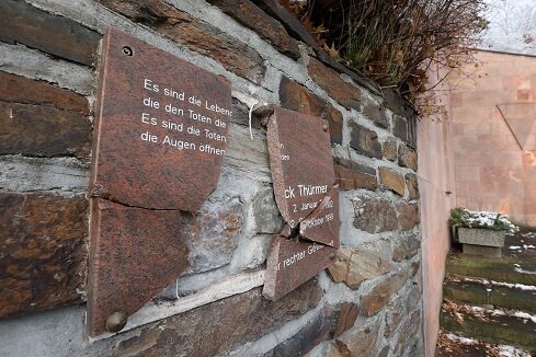 Zerstörte Gedenktafel in Hohenstein-Ernstthal: Stadträte setzen ein Zeichen gegen Vandalismus 