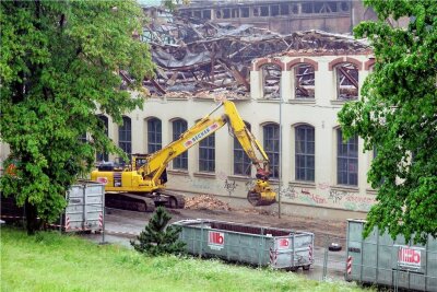 Zerstörte Gießerei: Warum sich der Abriss der Brandruine in Chemnitz verzögert - Die Vorbereitungen für den Abriss der Gienanth-Gießerei waren am Dienstagvormittag in vollem Gange. 