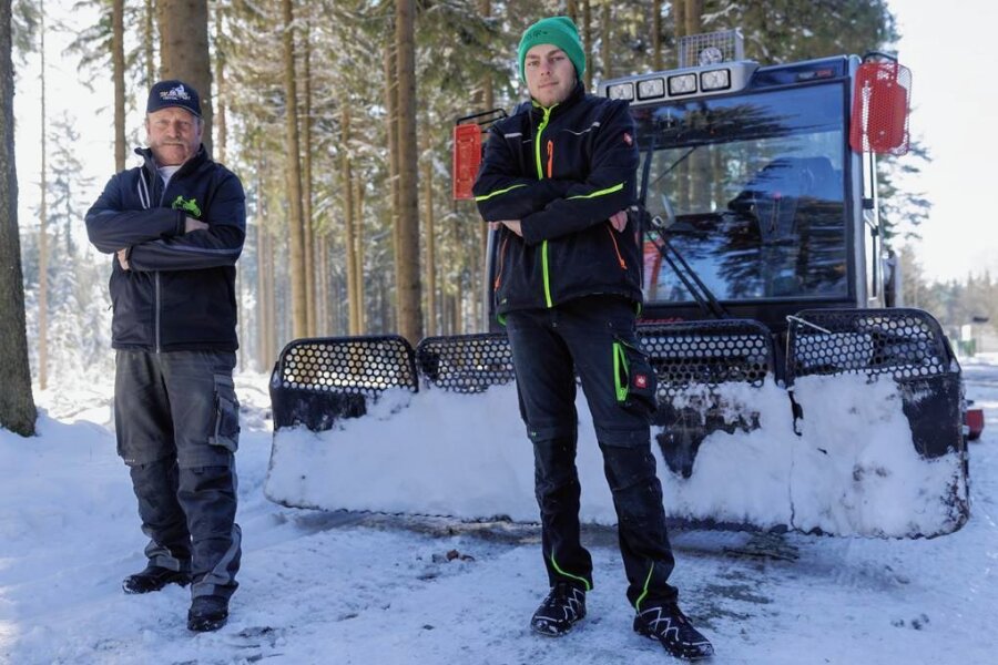 Zerstörte Loipen im Erzgebirge: Gibt es eine heiße Spur? - Bernd Köhler (l.) wird nicht selten von seinem Enkel Philipp Neubert beim Präparieren der Loipe bei Geyer begleitet, manchmal auch von seiner Frau. Dass ihre Arbeit zerstört wurde, macht sie mehr als sauer. 