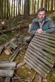 Zerstörte Sitze: Reaktion auf Trail-Aktion? - Revierleiter Thomas Köhler mit den Resten eines aus Holz gebauten Sprungs. 