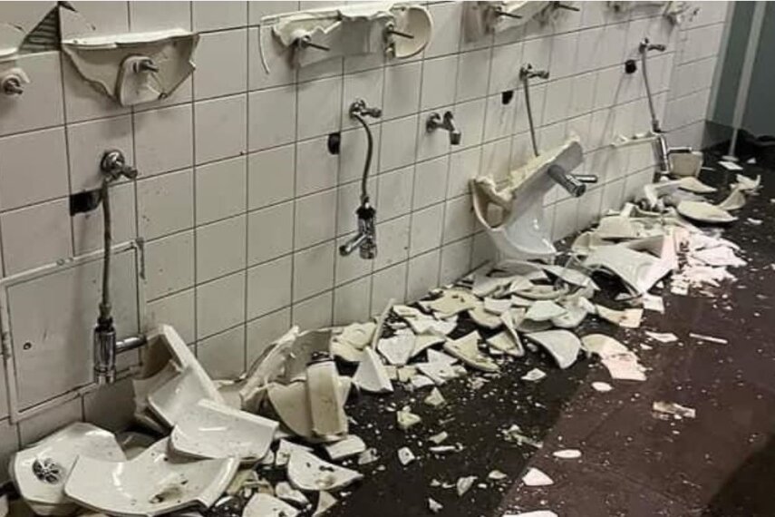 Zerstörte Toiletten nach dem Sachsenderby: Das sagt die aktive Fanszene des FCE zum Vandalismus - Das, was nun vor allem hängen bleibt: Zerstörte Waschbecken im Rudolf-Harbig-Stadion nach Abpfiff des Sachsenderbys. 