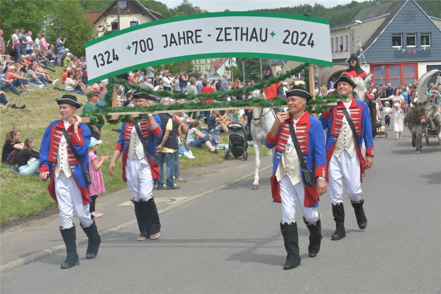 Zethau feiert sein 700-jähriges Bestehen: So schön war der Festumzug - In Zethau war das 700-jährige Bestehen des Ortes am Sonntag Anlass für einen Festumzug.