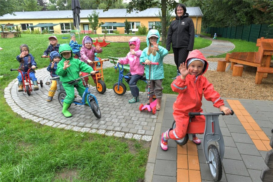 Zethau: Kita-Knirpse lieben ihre „Rennpiste“ - In der Kita „Ankerplatz“ in Zethau ist der neue barrierefreie Gartenweg sehr beliebt.