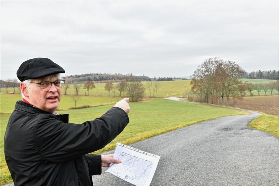 Zethau: Planung für Sachsens größten Solarpark geht in die nächste Runde -  Gemeinderat Johannes de Lange aus Zethau zeigt auf Flächen, die für den Solarpark vorgesehen sind.
