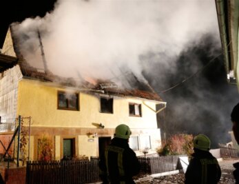 Der Dachstuhl eines Einfamilienhauses in der Geringswalder Straße im Geringswalder Ortsteil Hermsdorf hat am Montagabend in Flammen gestanden. 