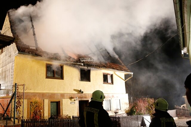 Der Dachstuhl eines Einfamilienhauses in der Geringswalder Straße im Geringswalder Ortsteil Hermsdorf hat am Montagabend in Flammen gestanden. 