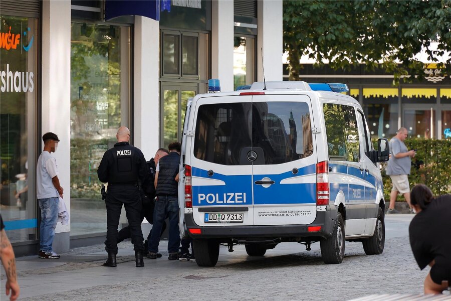 Zeuge sieht Jugendliche mit Waffe hantieren – Polizeieinsatz im Chemnitzer Zentrum - Polizeieinsatz am Donnerstagabend im Umfeld der Galerie Roter Turm: Ein Zeuge hatte junge Leute mit einer Waffe gesehen.