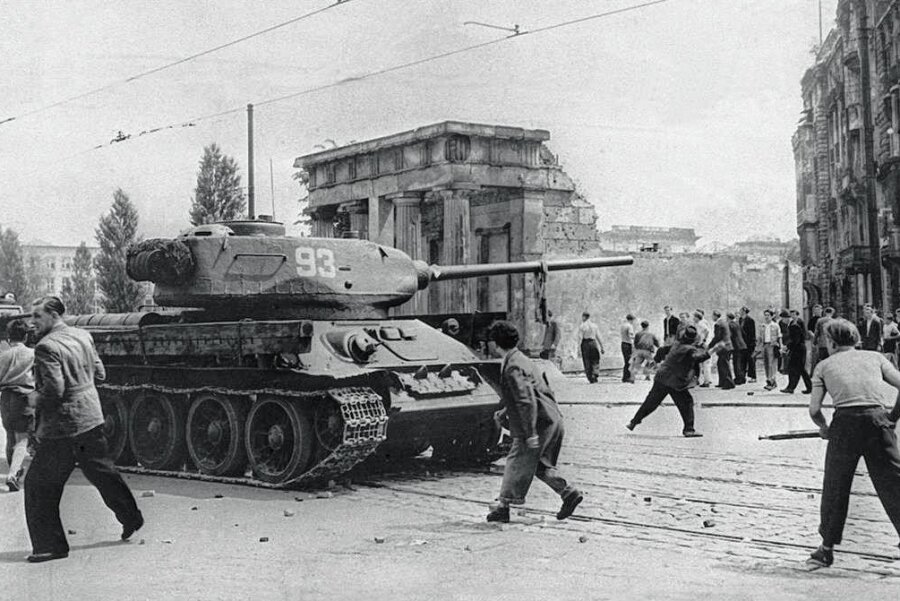 Zeugen gesucht: Wie Plauen den Aufstand am 17. Juni 1953 erlebte - Am 17. Juni 1953 war es in der DDR zu einem Volksaufstand gekommen. Das Foto zeigt Demonstranten in Berlin, die mit Steinen nach russischen Panzern warfen. Fotos von diesem Tag aus Plauen gibt es keine. 