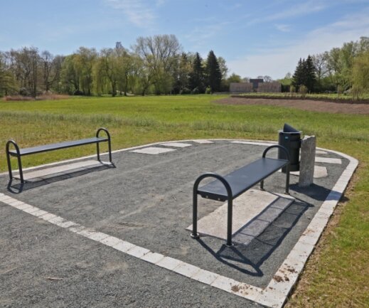 Die Ziegelwiese am Schwanenteich in Zwickau wird umgestaltet. Sitzbänke laden nun zum Verweilen ein. Im Hintergrund das Denkmal. 