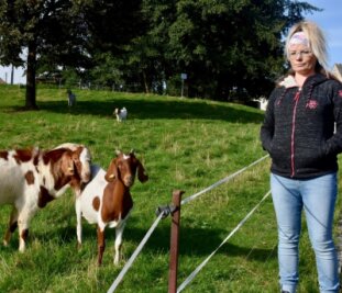 Ziegen dürfen nicht mehr auf die Gemeindewiese - Nicole Wallrath und ihre Ziegen. 