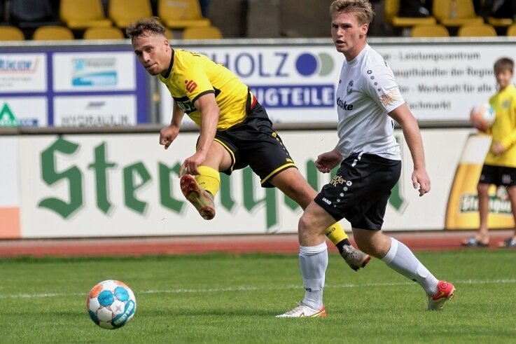Ziel sind drei Punkte gegen Halle - Plauens Lucas Will (links) ist mit fünf Treffern der erfolgreichste VFC-Stürmer in dieser Saison. 