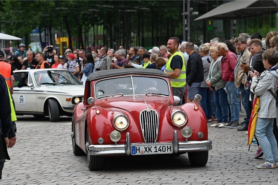 Zieleinlauf in Chemnitz: Oldtimer-Rallye "Sachsen-Classic" geht zu Ende - Einer der Hingucker beim Zieleinlauf der Rallye "Sachsen Classic" auf dem Chemnitzer Markt war dieser Jaguar XK 140, Baujahr 1955. 