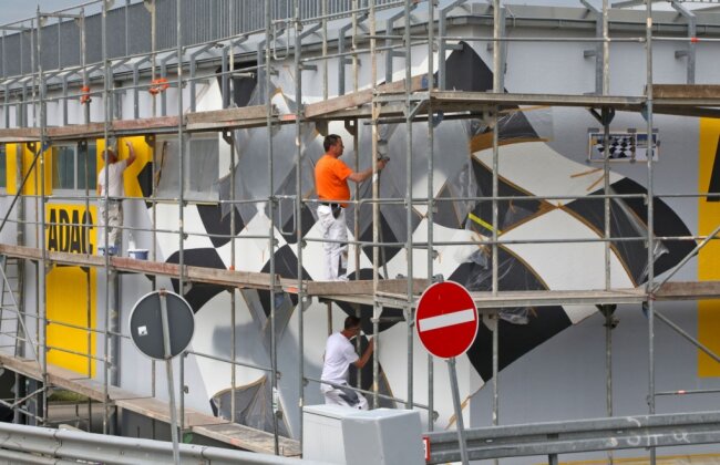 Zielflagge ziert Pressezentrum - 