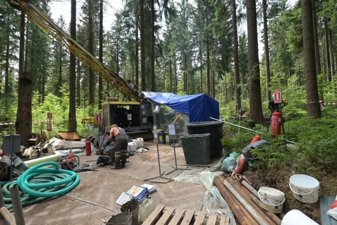 Zinn im Erzgebirge: So läuft die Suche nach dem begehrten Rohstoff - 30 mal 30 Meter Fläche beansprucht die Firma für ihre Tätigkeit im Wald.