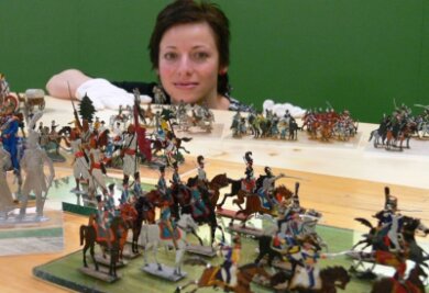 Zinnfiguren berichten von Rittern, Jägern und Kavalieren - Museumsleiterin Ina Schumann betrachtet die Zinnfiguren in der neuen Ausstellung auf der Burg Schönfels. 