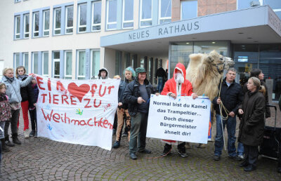 Am Mittwoch demonstrierte der Zirkus vor dem Rathaus Meerane mit Tierfreunden für den Erhalt des Winterquartiers.