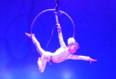 Zirkusakrobaten ziehen Oelsnitzer in ihren Bann - Die achtjährige Lourdes hat das Publikum mit ihrer Luftakrobatik begeistert. 