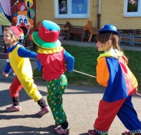 Zirkusleute sind in der Kita los - Auch die Clowns waren zum Jubiläum in der Cämmerswalder Kita auf Achse.